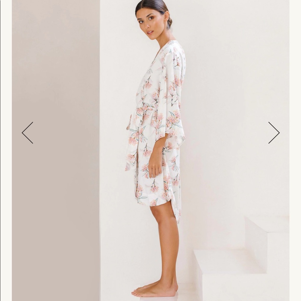 Short floral kimono robe - never worn - 100% cotton